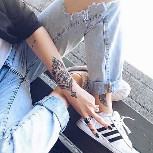 Boyfriend jeans with Adidas
