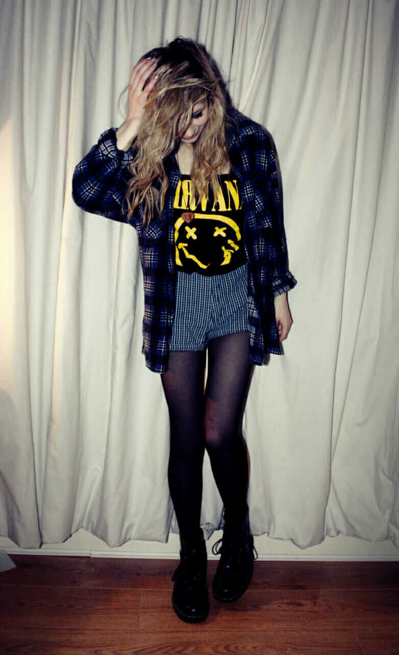 90s grunge look: vintage Flannel Shirt with re-worked Nirvana Shirt, Shorts, Tights, Necklace & Dr. Martens Boots