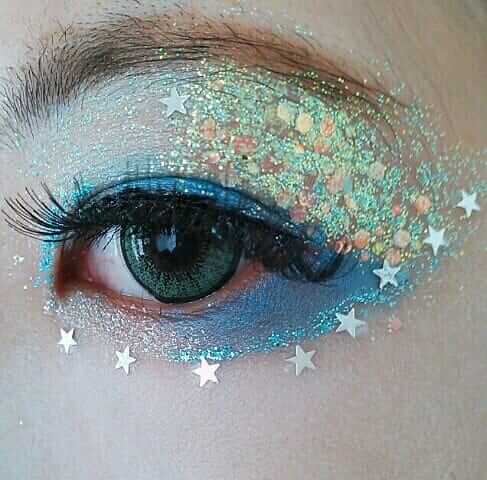 Glitters on eyes with stars
