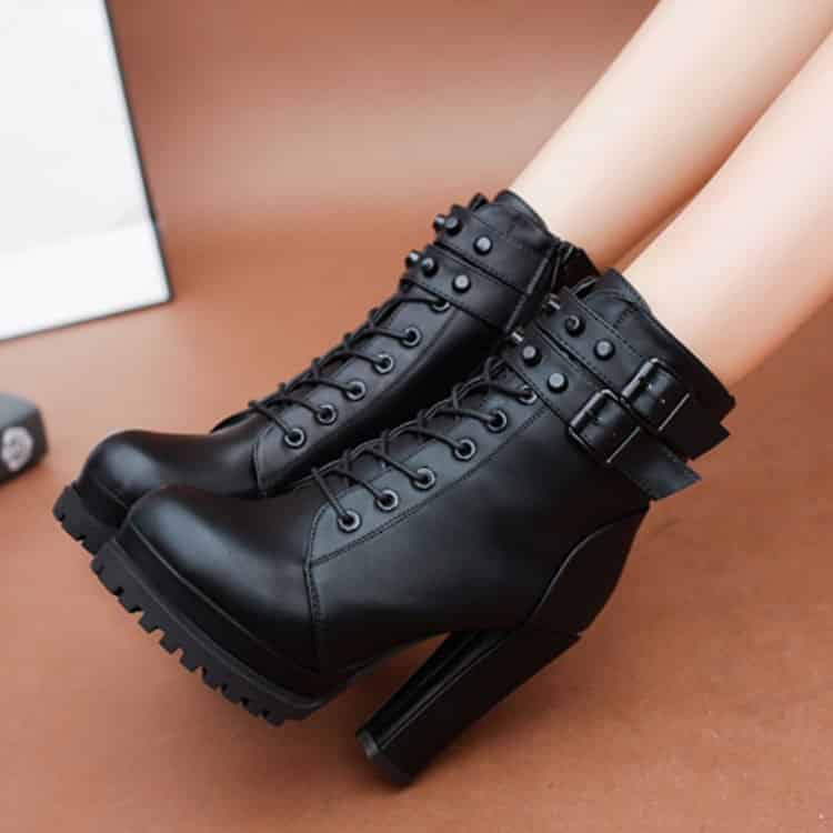 28 Best Black Boots for Women Worth Investing in for Fall & Winter 2023 |  Vogue
